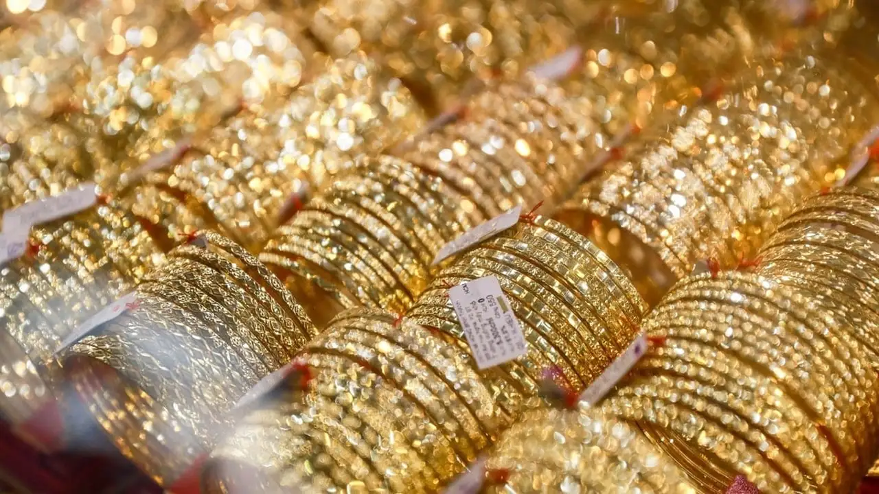 قفزة بأسعار الذهب في SJC تصل إلى 15 مليون دونغ فيتنامي منذ فبراير 2026